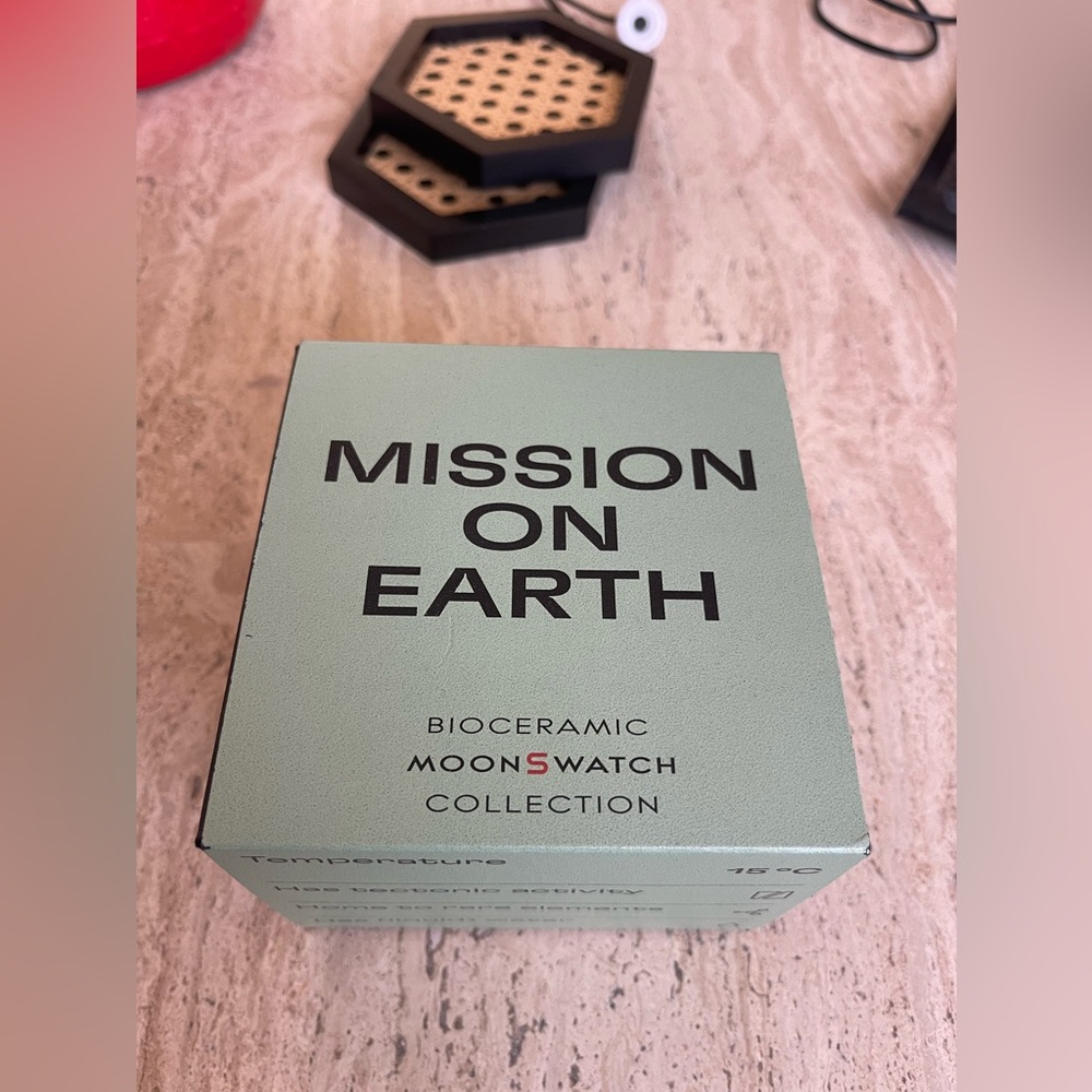 Swatch x Omega Bioceramic MoonSwatch Mission To The Earth Collection SO33G100 - Picture 8 of 9